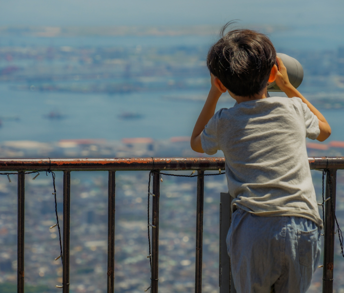Enfant observant un paysage